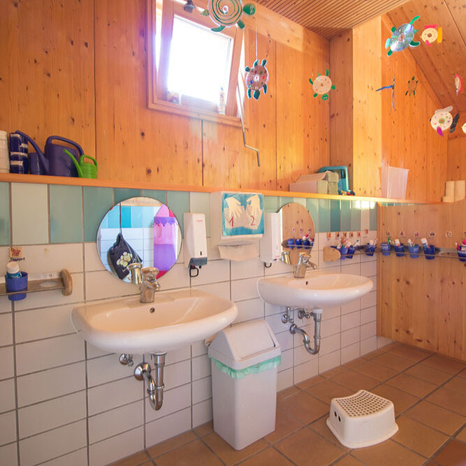 Die Waschbecken im kindergerechten Bad der KiTa Eurasburg, an denen sich die Kinder waschen und die Zähne putzen können.
